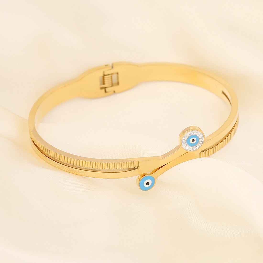 Love Heart Eye Bangle: Fashionable Stainless Steel Bracelet for Women